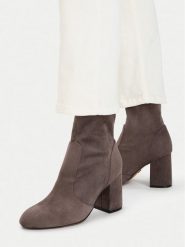 Nine West Botki CEO-C6031-1 Szary. Szare botki damskie Nine West, z materiału, bez obcasa, na słupku, bez zapięcia. Za 279.99 zł.
