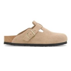 Klapki damskie BIRKENSTOCK Boston LEVE Sandcastle. Brązowe klapki damskie Birkenstock, bez wzorów, z materiału, bez obcasa, bez zapięcia. Za 569.99 zł.