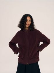 Kurtka z imitacji zamszu - burgundowy. Czerwone kurtki damskie Reserved, l, bez wzorów, bez kaptura. Za 299.99 zł.