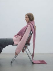 Szalik z dodatkiem wełny - brudny róż. Czerwone szaliki damskie Reserved, bez wzorów, z wełny. W wyprzedaży za 49.99 zł.