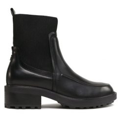 Botki Tommy Hilfiger. Czarne botki damskie Tommy Hilfiger, bez obcasa, na słupku, bez zapięcia. Za 669.99 zł.