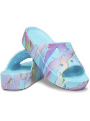 Crocs Klapki "Neptune" w kolorze błękitnym ze wzorem rozmiar: 41/42. Niebieskie klapki damskie Crocs, bez wzorów, z otwartym noskiem, bez obcasa, bez zapięcia. Za 144.92 zł.