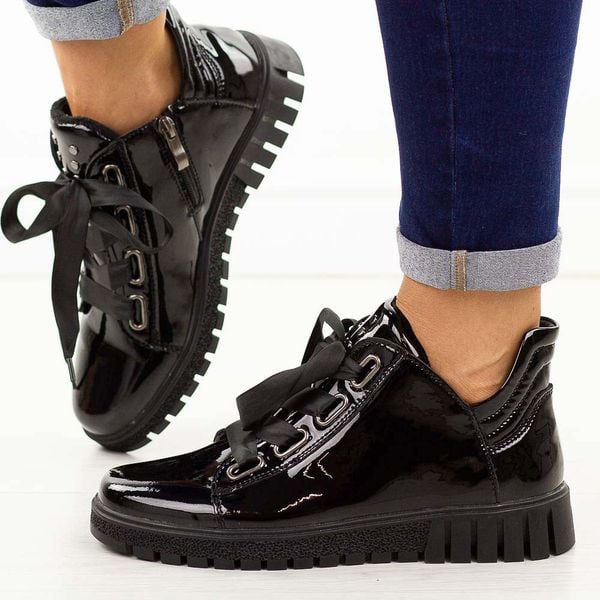 Czarne skórzane lakierowane botki damskie na traperze Filippo Dbt3197/25. Czarne botki damskie Filippo, na jesień, z jeansu, eleganckie, z okrągłym noskiem, bez obcasa, bez zapięcia. W wyprzedaży za 248.54 zł.