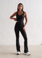 Damskie legginsy rozszerzane, wysoki stan, squat proof dla niskich Sense czarne. Czarne legginsy damskie Aim'n, s, bez wzorów, z elastanu, z podwyższonym stanem, na fitness i siłownię. Za 339.00 zł.