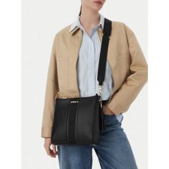 Torebka MEXX. Czarne listonoszki damskie Mexx, bez wzorów, bez dodatków. Za 219.99 zł.