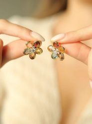 Pierres delicates Pozłacane kolczyki-wkrętki z cyrkoniami i kryształami rozmiar: onesize. Żółte kolczyki damskie Pierres delicates, z cyrkonią, pozłacane. Za 65.99 zł.