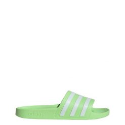 Klapki adilette Aqua. Białe klapki damskie Adidas, bez wzorów, bez obcasa, bez zapięcia. W wyprzedaży za 87.20 zł.