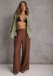 Brązowe Szerokie Spodnie Casual High Waist ze Strukturalnej Tkaniny Hyrarpia. Brązowe spodnie materiałowe damskie Renee, bez wzorów, z jeansu. Za 89.99 zł.