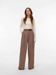 Vero Moda Sweter w kolorze kremowym rozmiar: M. Brązowe swetry klasyczne damskie Vero Moda, m, z wiskozy, bez kołnierzyka. Za 97.05 zł.