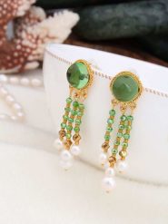 Pierres de Jade Pozłacane kolczyki-wkrętki z perłami i z kamieniami szlachetnymi rozmiar: onesize. Białe kolczyki damskie Pierres de Jade, z kryształem, pozłacane. Za 43.99 zł.