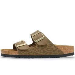 Klapki Birkenstock Arizona Synthetics Damskie. Brązowe klapki damskie Birkenstock, bez wzorów, z materiału, bez obcasa, bez zapięcia. Za 425.35 zł.