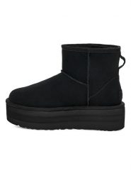 UGG Botki "W Classic Mini Platform" w kolorze czarnym z wełny jagnięcej rozmiar: 38. Czarne botki damskie Ugg, ze skóry, bez obcasa, na platformie, bez zapięcia. Za 592.99 zł.