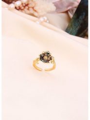 L'Atelier de Gaia Pozłacany pierścionek z masą perłową rozmiar: onesize. Białe pierścionki damskie L'Atelier de Gaia, z perłą, pozłacane. Za 126.45 zł.