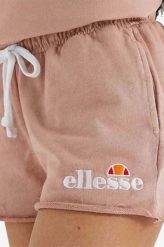 SPODENKI DAMSKIE SZORTY ELLESSE KRÓTKIE KOLOR RÓŻOWY. Czerwone spodenki sportowe damskie Ellesse, na lato, l, bez wzorów, z bawełny, do biegania. Za 132.23 zł.