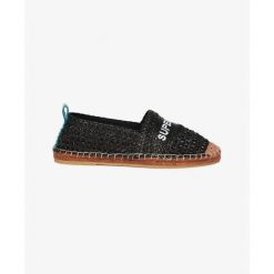 Sandały espadryle z haftowanego rafii dla kobiet Superdry. Czarne sandały damskie Superdry, bez wzorów, bez obcasa, bez zapięcia. Za 282.85 zł.