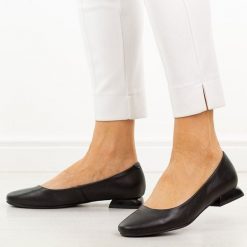 Czarne skórzane czółenka damskie M.Daszyński Ol51-1. Czarne czółenka damskie M.Daszyński, bez wzorów, z jeansu, z okrągłym noskiem, bez obcasa, na obcasie. Za 219.00 zł.