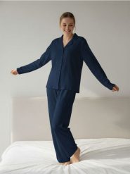 Jednolita piżama dwuczęściowa - granatowy. Niebieskie piżamy damskie Sinsay, bez wzorów, bez ramiączek. Za 59.99 zł.