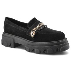 Półbuty damskie Carinii, Wykonane z miękkiego materiału zamszowego z gładką cholewką klasycznym wycięciem ozdobnym łańcuszkiem z metalowym detalem or. Czarne półbuty damskie Carinii, bez wzorów, ze skóry, bez obcasa, na obcasie, bez zapięcia. Za 339.99 zł.