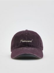 Czapka z haftowanym napisem - ciemnofioletowy. Fioletowe czapki damskie Reserved, bez wzorów. Za 59.99 zł.
