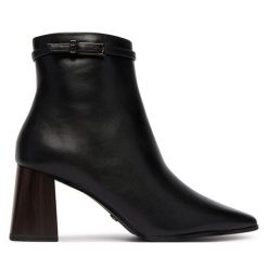 Botki Tamaris. Czarne botki damskie Tamaris, bez obcasa, na słupku, bez zapięcia. Za 484.99 zł.