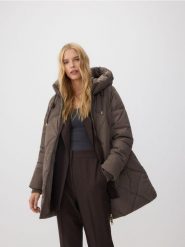 Pikowana kurtka z kapturem - brązowy. Brązowe kurtki damskie Reserved, l, bez wzorów, z tkaniny, z kapturem. W wyprzedaży za 139.99 zł.