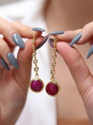 Pierres delicates Pozłacane kolczyki-wkrętki z rubinami i cyrkoniami rozmiar: onesize. Różowe kolczyki damskie Pierres delicates, z cyrkonią, pozłacane. Za 56.99 zł.