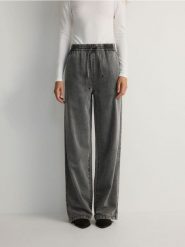 Jeansy wide leg - szary. Szare jeansy damskie Reserved. W wyprzedaży za 89.99 zł.
