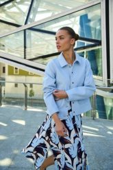 Krótka kurtka błękitna. Niebieskie kurtki damskie MOODO, l, bez wzorów, z poliesteru, bez kaptura. Za 219.99 zł.