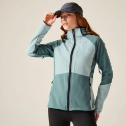 Kurtka damska softshell wodoodporny Desoto. Niebieskie kurtki sportowe damskie Regatta, bez wzorów, z softshellu, bez kaptura. W wyprzedaży za 399.99 zł.