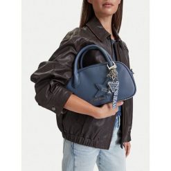 Torebka Guess Jeans. Niebieskie torebki klasyczne damskie Guess Jeans, z jeansu, bez dodatków. Za 249.99 zł.