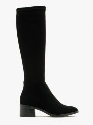 Czarne kozaki z elastyczną cholewką TRISS. Czarne kozaki damskie Ryłko, z nubiku, z okrągłym noskiem, bez obcasa, na obcasie, bez zapięcia. Za 379.99 zł.