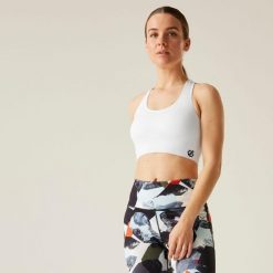 Biustonosz sportowy damski Don't Sweat It III Dare 2b. Białe biustonosze sportowe damskie Dare 2b, bez wzorów, z elastanu. W wyprzedaży za 69.99 zł.