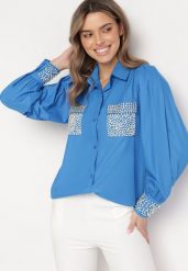 Niebieska Koszula Bogato Ozdobiona Cyrkoniami i Perłami Primulla. Niebieskie koszule damskie Born2be, m, bez wzorów, eleganckie, bez kołnierzyka, bez ramiączek. Za 44.99 zł.