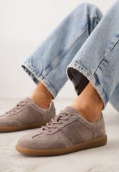 Ciemnobeżowe Sneakersy z Zamszu Naturalnego ze Skórzaną Wkładką i Przeszyciami Muririal. Brązowe obuwie sportowe damskie Born2be, bez zapięcia. Za 179.99 zł.