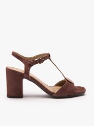 Ciemnobrązowe sandały T-bar z ozdobą. Brązowe sandały damskie Ryłko, z aplikacjami, ze skóry, bez obcasa, na obcasie, bez zapięcia. Za 449.99 zł.