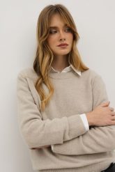 WEŁNIANY SWETER LAURA BEŻOWY S - Flawless. Brązowe swetry klasyczne damskie Flawless, s, z kaszmiru, bez kołnierzyka. Za 590.00 zł.
