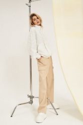 Bluza zapinana na zamek z długimi rękawami biała. Białe bluzy damskie MOODO, l, bez wzorów, bez kaptura. W wyprzedaży za 69.99 zł.