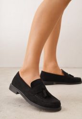 Czarne Mokasyny VICES z Wkładką ze Skóry Naturalnej Ozdobione Chwostami Maritune. Czarne mokasyny damskie Renee, ze skóry, bez obcasa. Za 79.99 zł.