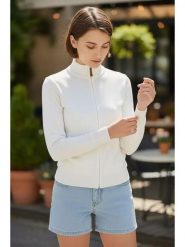 ASSUILI Kardigan w kolorze białym rozmiar: 36. Białe kardigany damskie Assuili, bez wzorów. Za 100.99 zł.