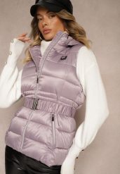 Fioletowa Kamizelka z Odpinanym Kapturem Ozdobiona Pikowaniem i Paskiem z Marszczeniem Inathria. Fioletowe kamizelki damskie Renee, l, bez wzorów, z jeansu. Za 139.99 zł.