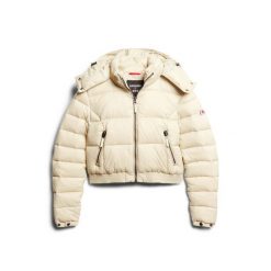 Damska krótka kurtka z kapturem Superdry Fuji. Brązowe kurtki damskie Superdry, bez wzorów, z puchu, z kapturem. Za 505.85 zł.