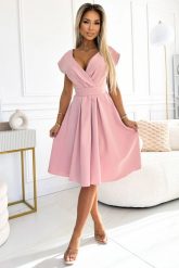 Rozkloszowana sukienka koktajlowa z dekoltem V różowa. Czerwone sukienki damskie NUMOCO, bez wzorów, z elastanu, eleganckie, bez ramiączek. Za 309.00 zł.