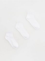 Krótkie skarpetki z wiskozą 3 pack - złamana biel. Skarpetki damskie Reserved, bez wzorów, z wiskozy. Za 39.99 zł.