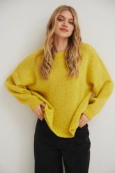Sweter oversize z bufiastymi rękawami w kolorze LEMON - RIVERO. Żółte swetry klasyczne damskie Marsala, na lato, z wełny, bez kołnierzyka. Za 249.90 zł.