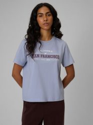 4F T-shirt boxy z nadrukiem damski - niebieski M. Niebieskie t-shirty damskie 4F, m, bez wzorów, z jeansu, bez kołnierzyka. Za 69.99 zł.