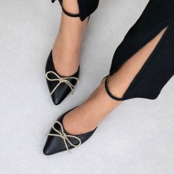 Czarne skórzane Polskie szpilki damskie Prestige 2252. Czarne szpilki damskie Prestige, bez wzorów, ze skóry, bez obcasa, na szpilce, bez zapięcia. Za 429.00 zł.