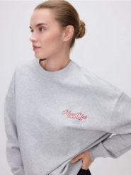 Bluza z haftowanym napisem - jasnoszary. Szare bluzy damskie Reserved, l, bez wzorów, z bawełny, bez kaptura. Za 119.99 zł.