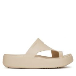 Japonki Crocs. Brązowe klapki damskie Crocs, bez wzorów, bez obcasa, bez zapięcia. Za 169.99 zł.