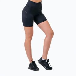 Spodenki treningowe damskie NEBBIA Biker Fit & Smart. Czarne spodenki sportowe damskie Nebbia, l, bez wzorów, na fitness i siłownię. Za 149.99 zł.