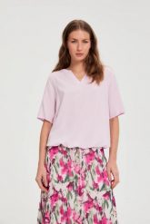 Koszula z krótkimi rękawami różowa. Czerwone koszule damskie MOODO, bez wzorów, z wiskozy, bez kołnierzyka, bez ramiączek. Za 79.99 zł.